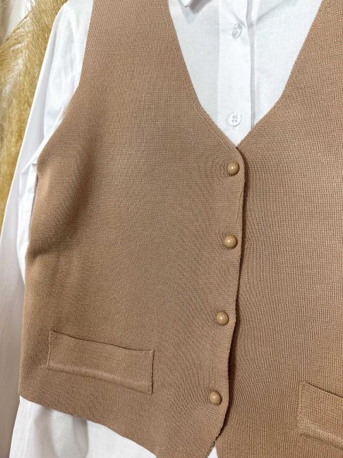 Chalequillo punto camel botones esmaltados