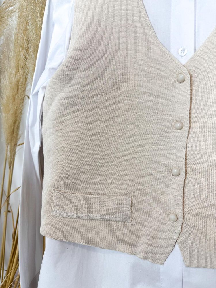 Chalequillo punto crudo botones... Chalequillo punto crudo botones...