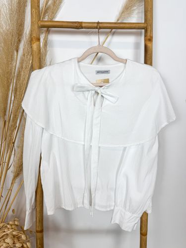 Blusa blanca amplia capa