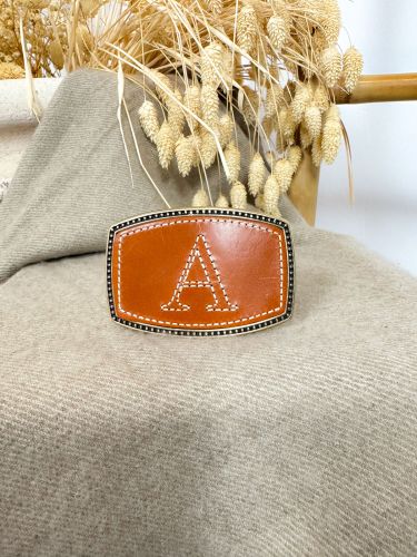 Hebilla rectangular inicial bordada A