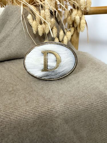 Hebilla olavada pelo largo inicial relieve D