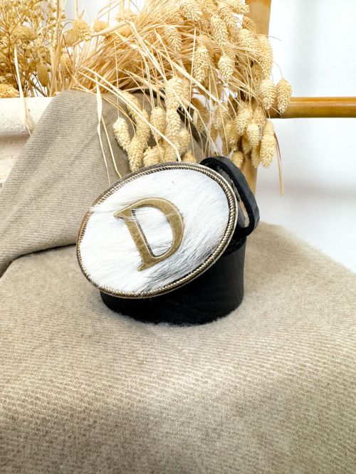 Hebilla olavada pelo largo inicial relieve D