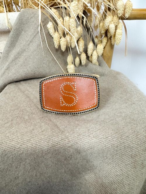 Hebilla rectangular inicial bordada S