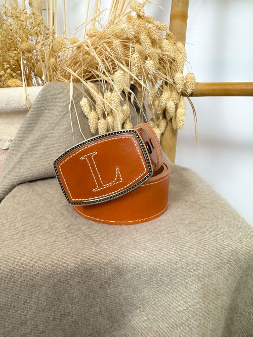 Hebilla rectangular inicial bordada L