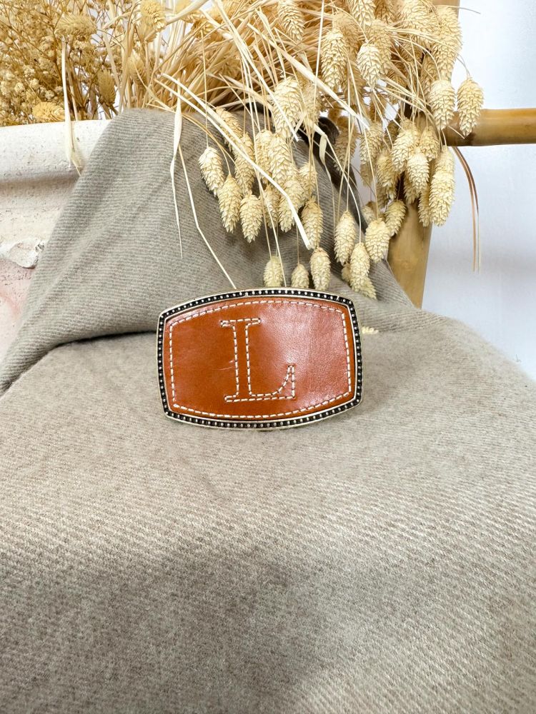 Hebilla rectangular inicial bordada L