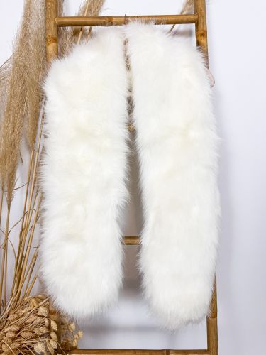 Estola cruzada de pelo sintético blanco