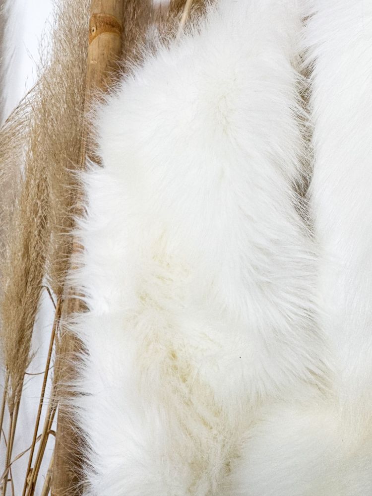 Estola cruzada de pelo sintético blanco