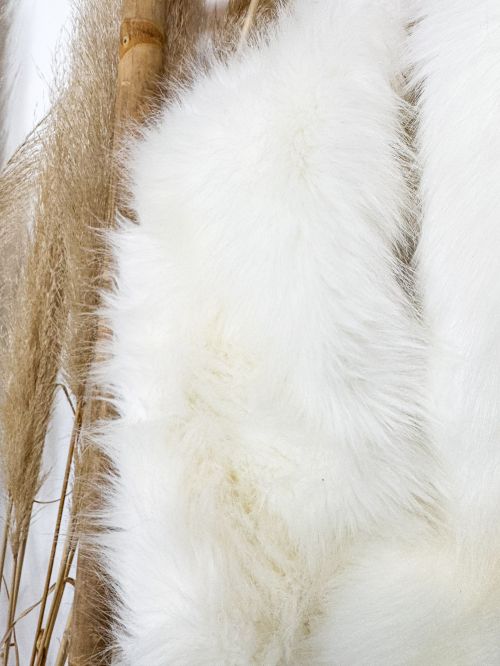 Estola cruzada de pelo sintético blanco