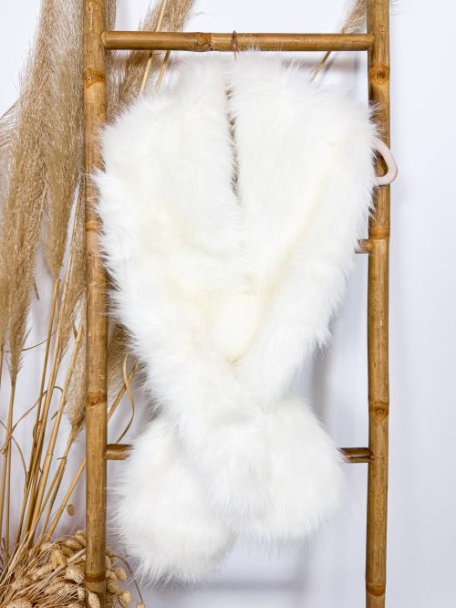 Estola cruzada de pelo sintético blanco