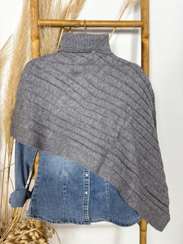 Capa cuello alto asimétrica gris