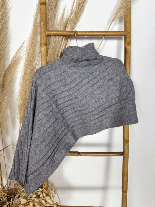 Capa cuello alto asimétrica gris