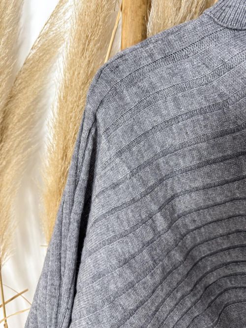 Capa cuello alto asimétrica gris