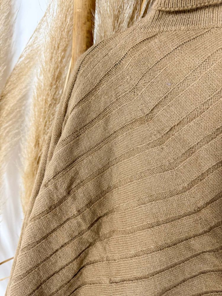 Capa cuello alto asimétrica camel Capa cuello alto asimétrica camel