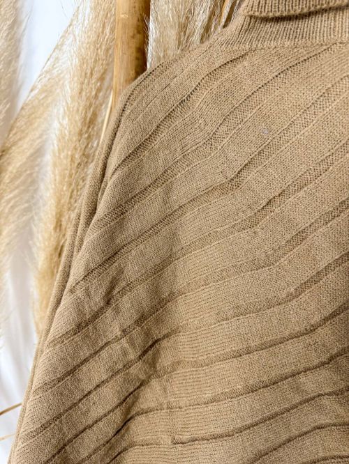 Capa cuello alto asimétrica camel