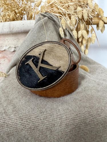 Hebilla ovalada pelo marrón y negro inicial relieve K 2