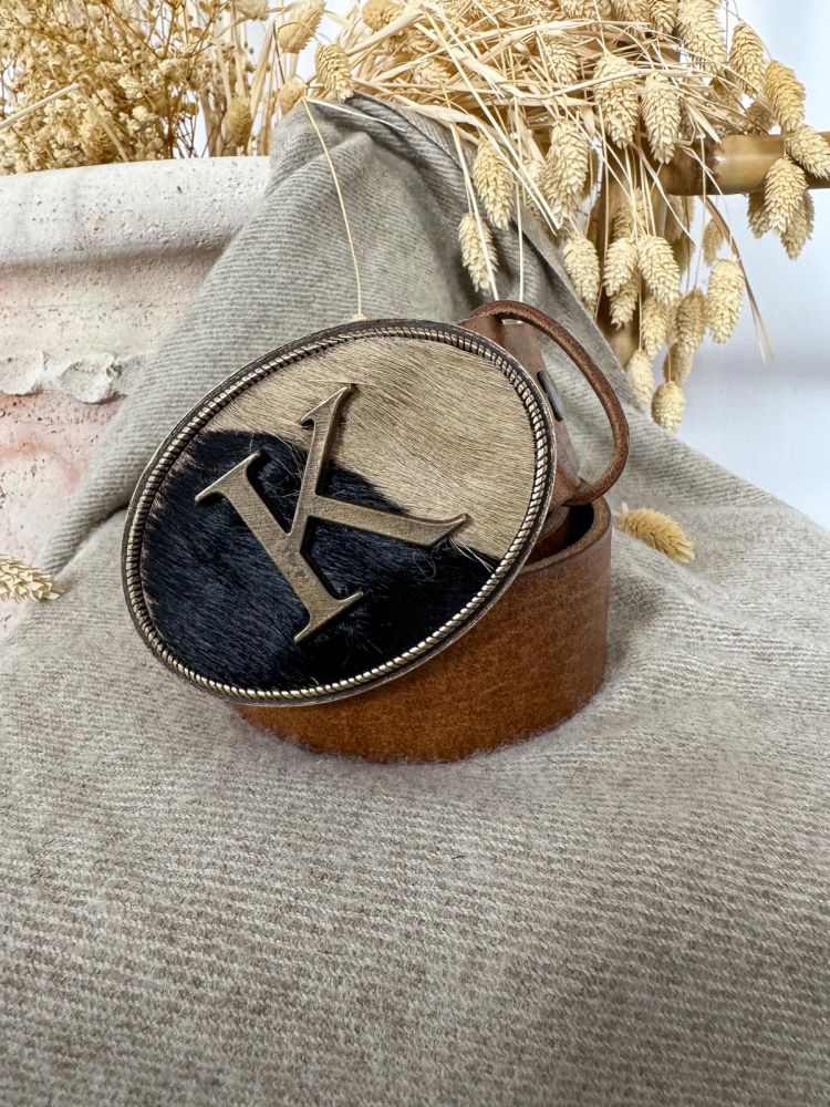 Hebilla ovalada pelo marrón y negro...