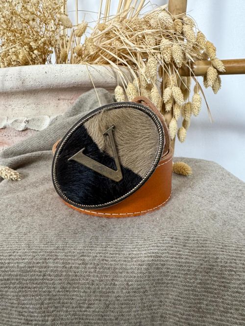 Hebilla ovalada pelo marrón y negro inicial relieve V