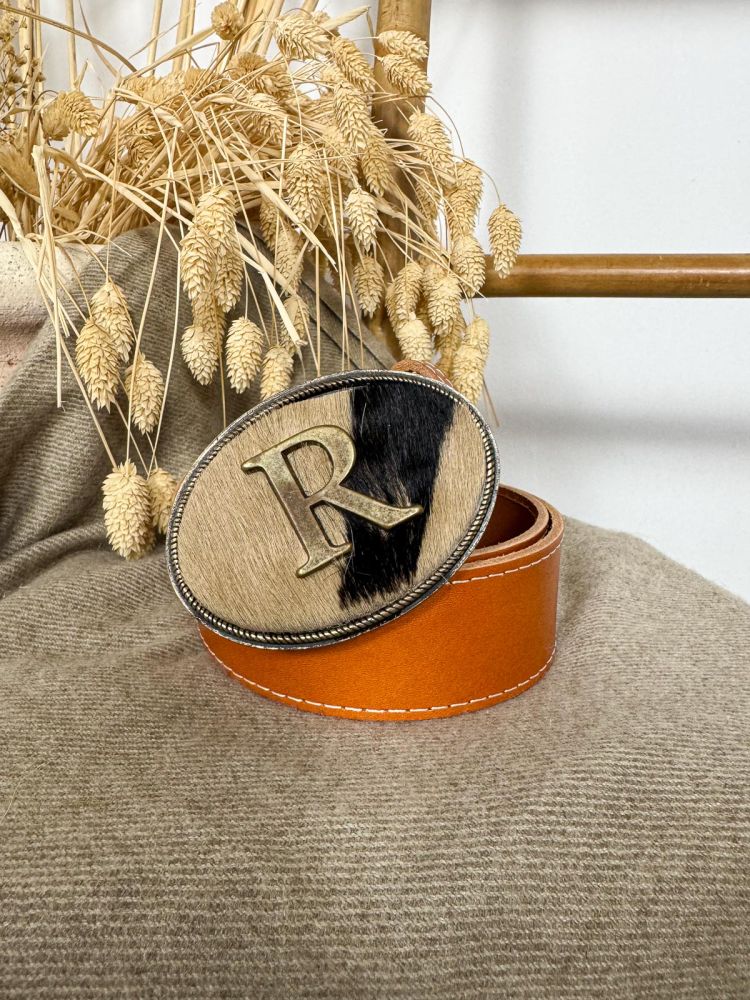 Hebilla ovalada pelo marrón y negro...