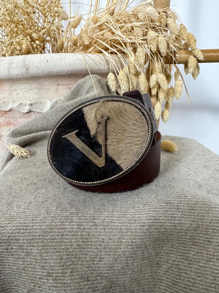 Hebilla ovalada pelo marrón y negro...