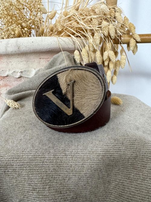 Hebilla ovalada pelo marrón y negro inicial relieve V