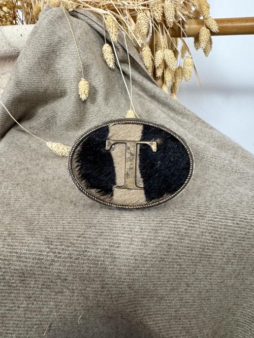 Hebilla ovalada pelo marrón y negro inicial relieve T