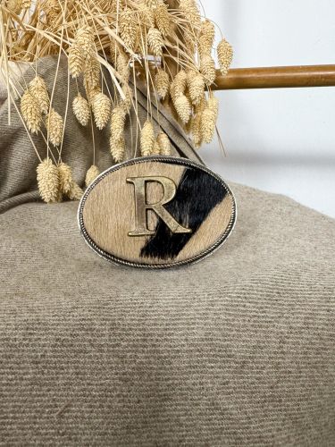 Hebilla ovalada pelo marrón y negro inicial relieve R