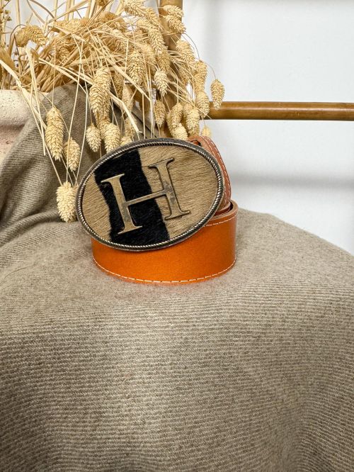 Hebilla ovalada pelo marrón y negro inicial relieve G