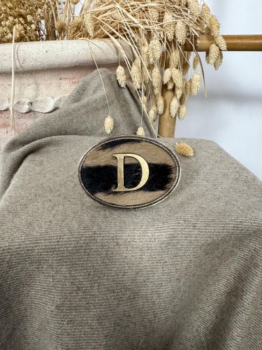 Hebilla ovalada pelo marrón y negro inicial relieve D