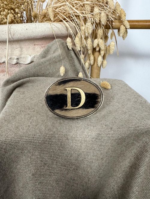 Hebilla ovalada pelo marrón y negro inicial relieve D