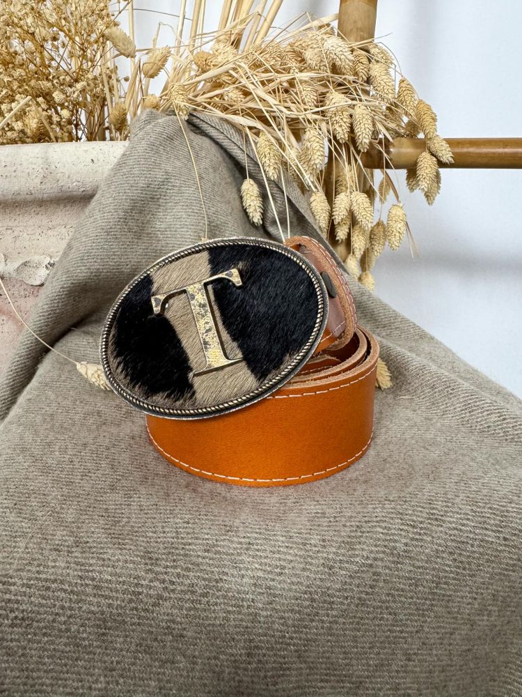 Hebilla ovalada pelo marrón y negro...