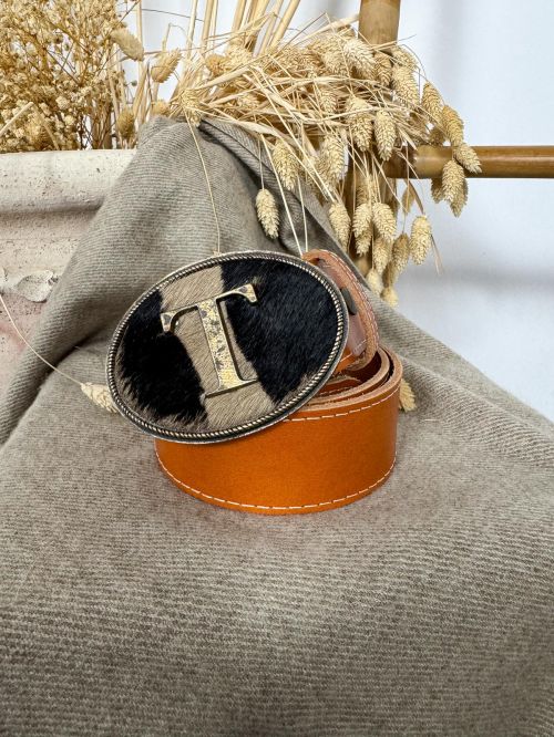 Hebilla ovalada pelo marrón y negro inicial relieve T