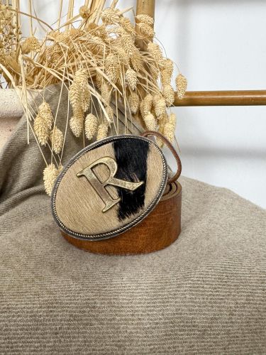 Hebilla ovalada pelo marrón y negro inicial relieve R 2