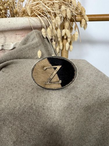 Hebilla ovalada pelo marrón y negro inicial relieve Z