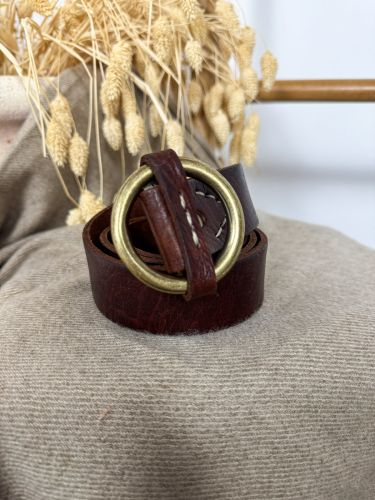 Cinturón castaño de piel cierre círculo