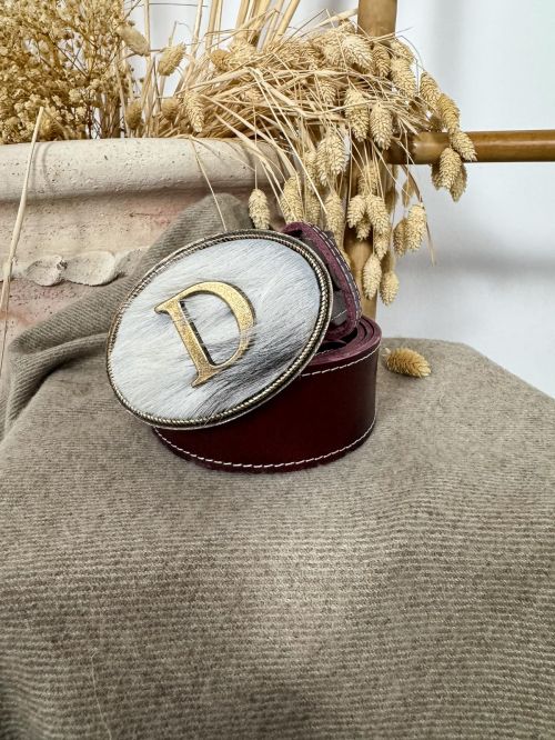 Hebilla olavada pelo largo inicial relieve D