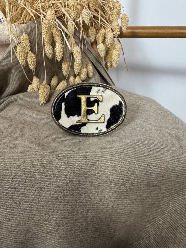 Hebilla ovalada pelo vaca inicial relieve E