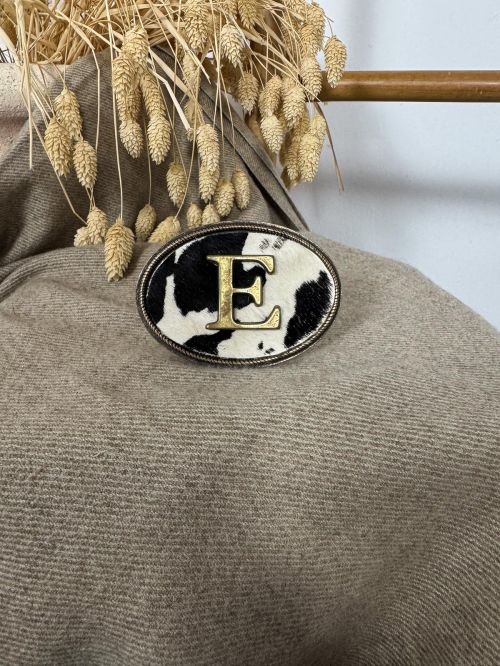 Hebilla ovalada pelo vaca inicial relieve E