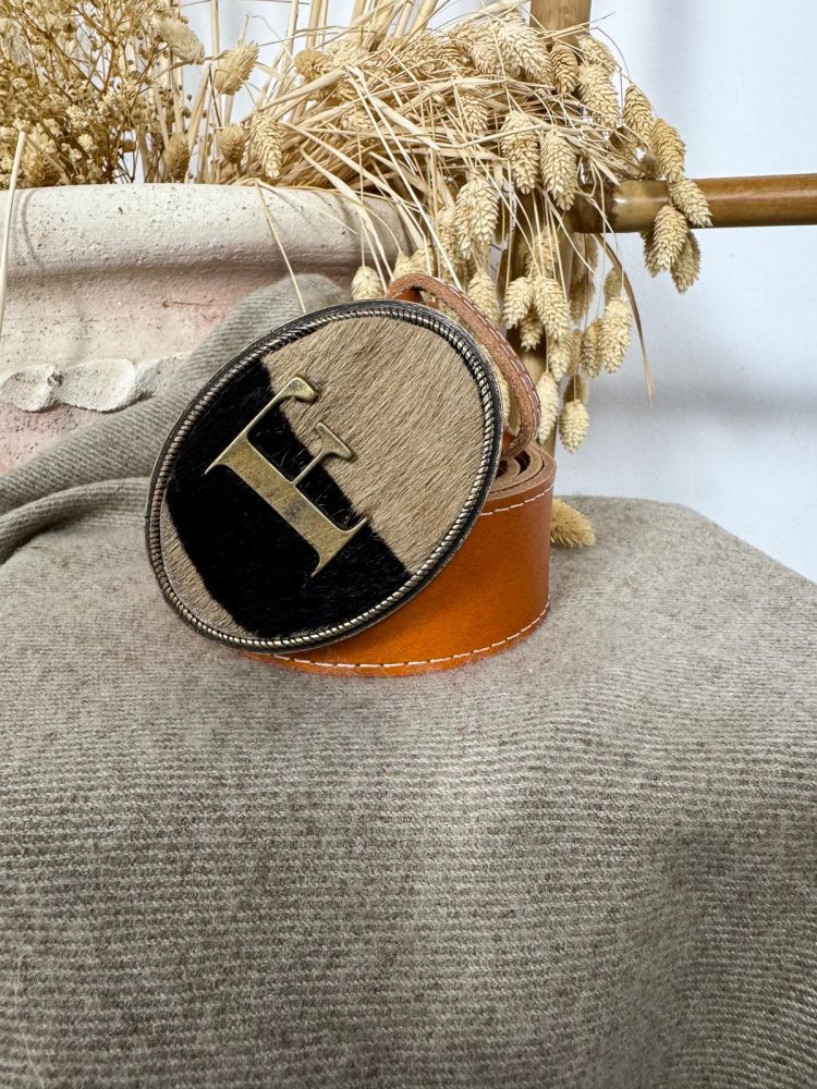 Hebilla ovalada pelo marrón y negro...