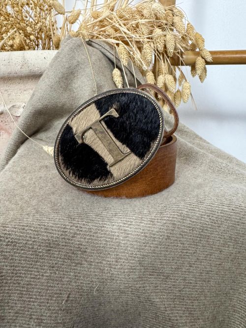 Hebilla ovalada pelo marrón y negro inicial relieve T