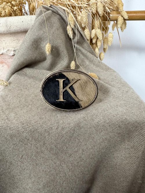 Hebilla ovalada pelo marrón y negro inicial relieve K