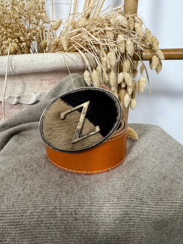 Hebilla ovalada pelo marrón y negro...