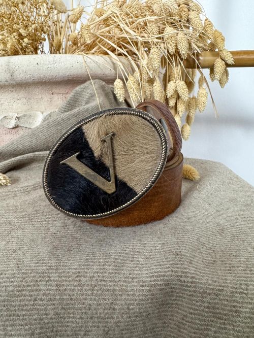 Hebilla ovalada pelo marrón y negro inicial relieve V