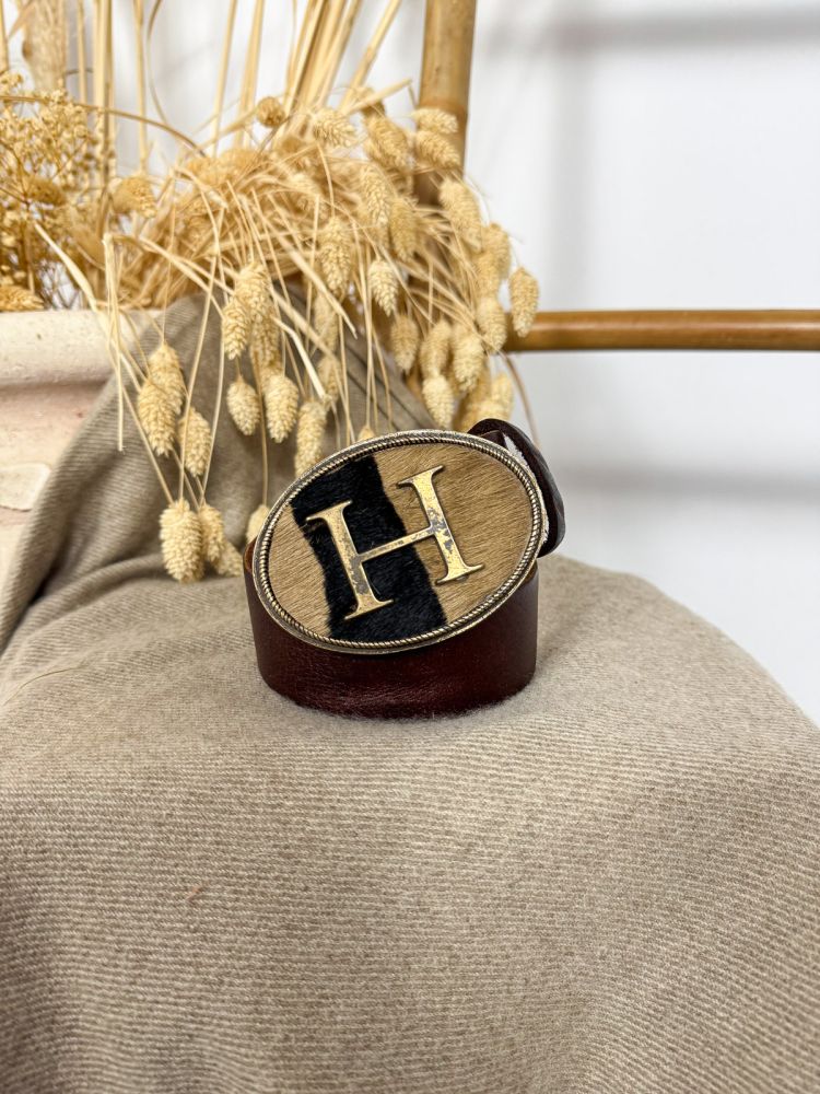 Hebilla ovalada pelo marrón y negro...