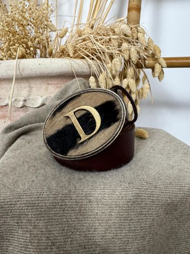 Hebilla ovalada pelo marrón y negro inicial relieve D 2