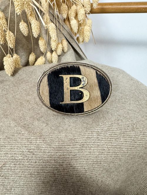 Hebilla ovalada pelo marrón y negro inicial relieve B