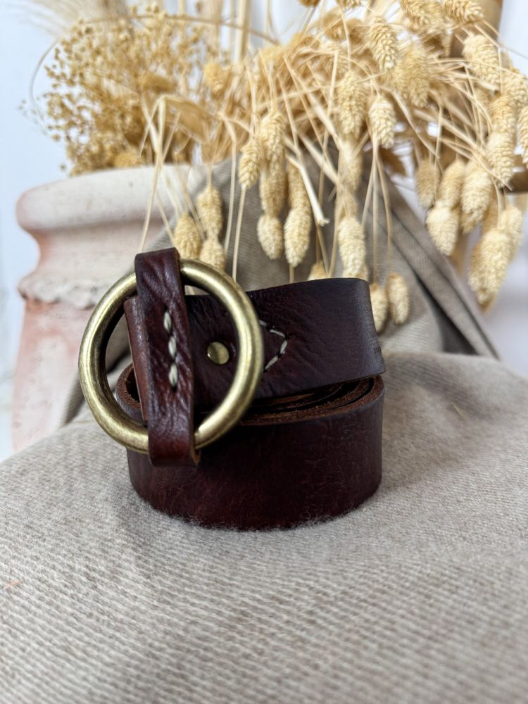 Cinturón castaño de piel cierre círculo