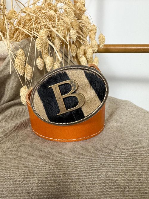 Hebilla ovalada pelo marrón y negro inicial relieve B