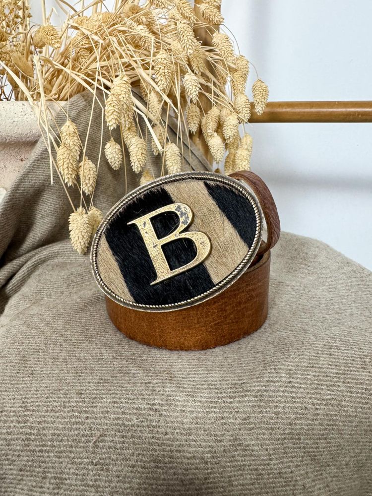 Hebilla ovalada pelo marrón y negro...