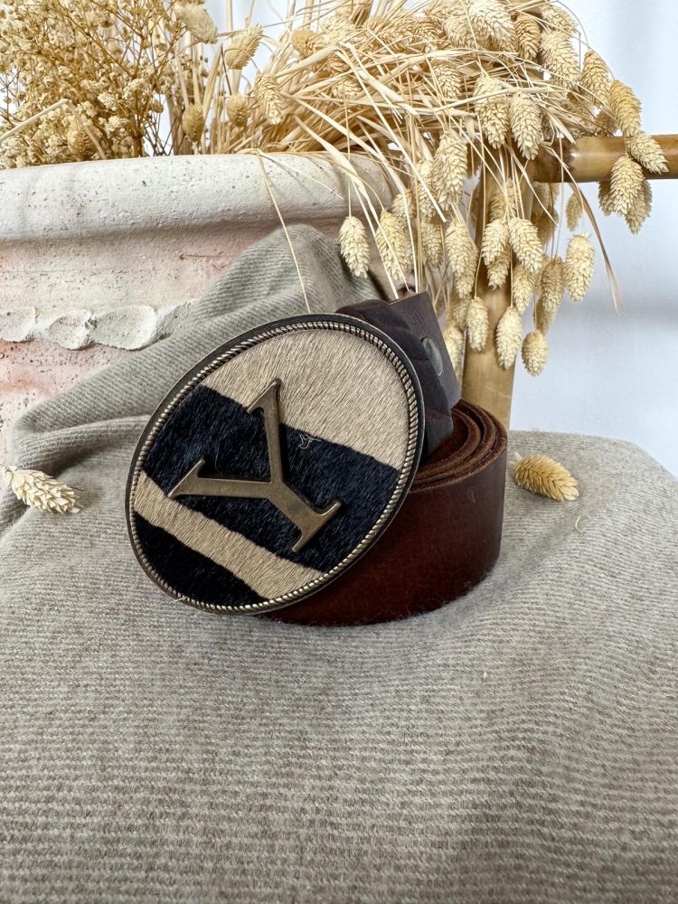 Hebilla ovalada pelo marrón y negro...