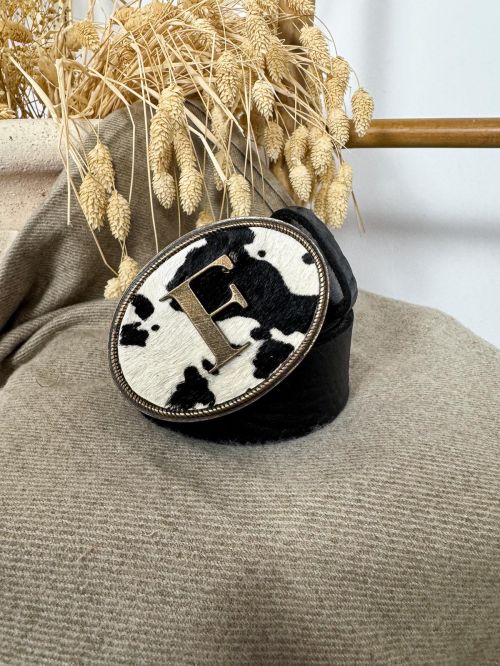 Hebilla ovalada pelo vaca inicial relieve F